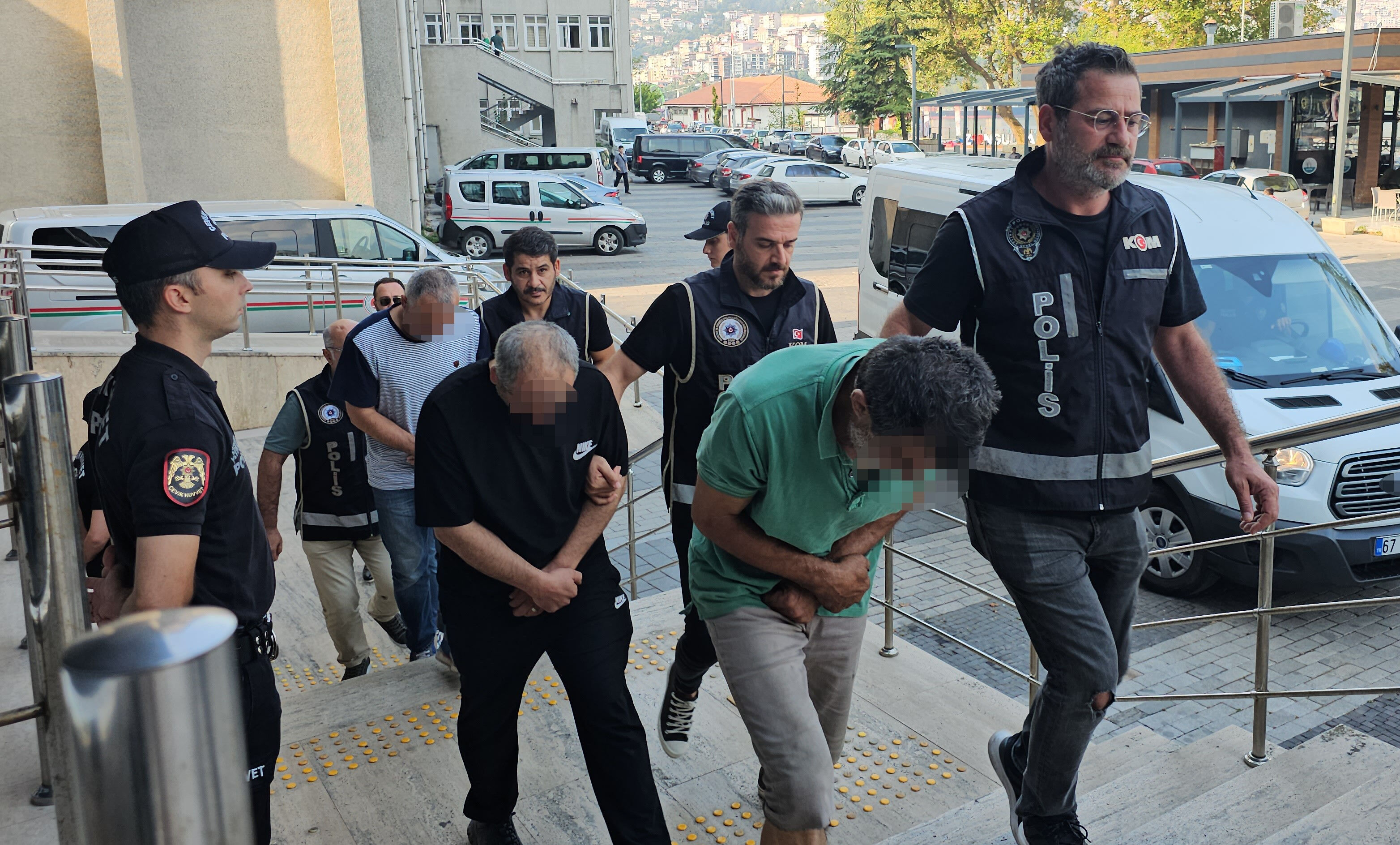 Fıkra değil gerçek! Gündüz vakti ilçe merkezinde define ararken yakalandılar Fıkra değil gerçek! Gündüz vakti ilçe merkezinde define ararken yakalandılar - 1. Resim