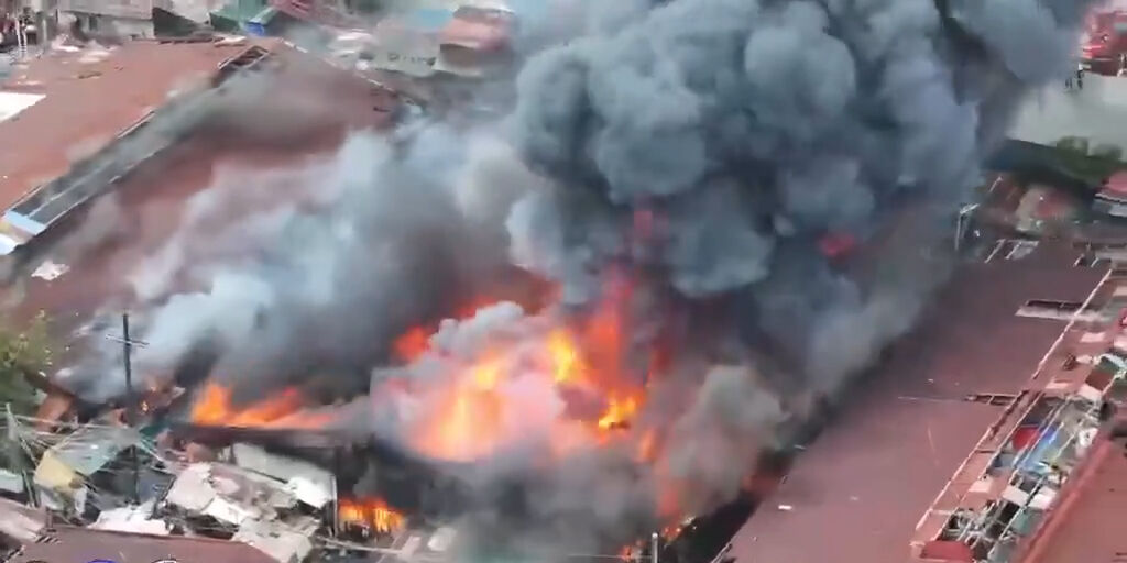 Filipinler'de her yeri alevler sardı! Üçüncü seviye alarm: Ekipler sevk edildi Filipinler'de her yeri alevler sardı! Üçüncü seviye alarm: Ekipler sevk edildi - 1. Resim