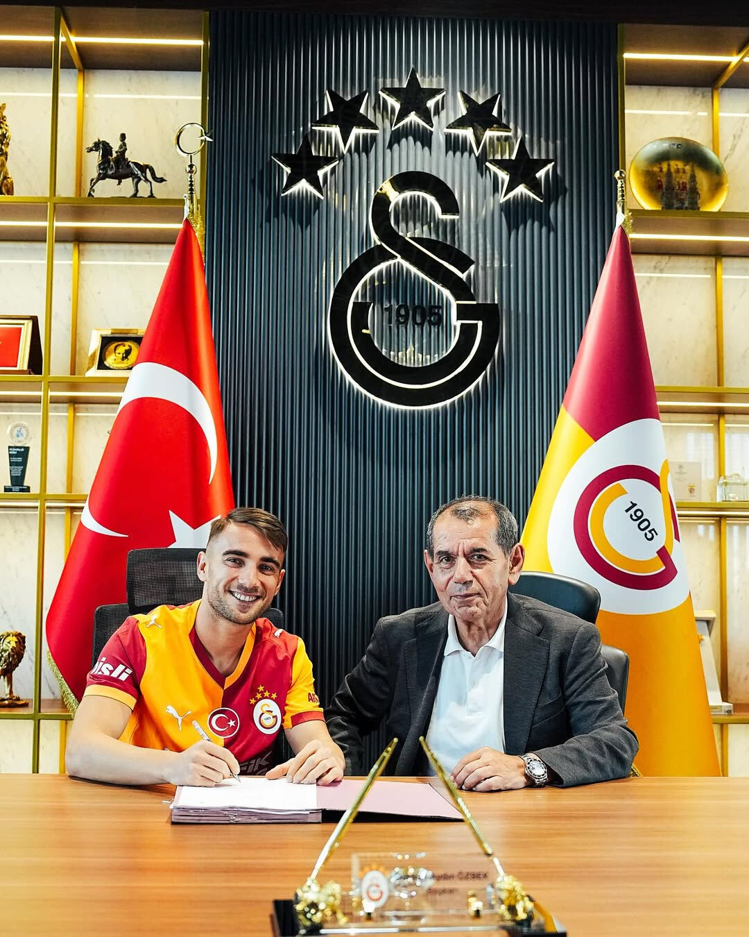 Galatasaray'da Yunus Akgün gerçekleri! Aylar sonra imzalar atıldı, sözleşmedeki o madde kaldırıldı Galatasaray'da Yunus Akgün gerçekleri! Aylar sonra imzalar atıldı, sözleşmedeki o madde kaldırıldı - 3. Resim