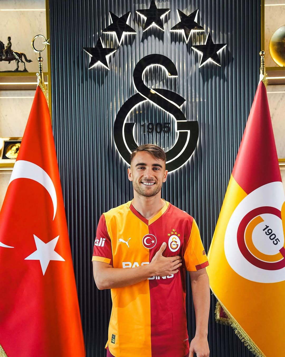 Galatasaray'da Yunus Akgün gerçekleri! Aylar sonra imzalar atıldı, sözleşmedeki o madde kaldırıldı Galatasaray'da Yunus Akgün gerçekleri! Aylar sonra imzalar atıldı, sözleşmedeki o madde kaldırıldı - 1. Resim