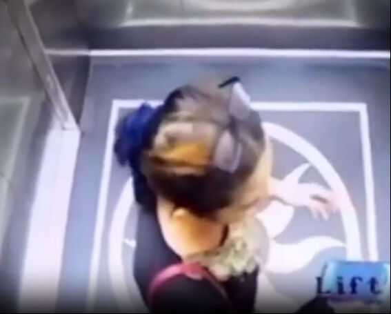 Havalimanında asansör faciası! Genç kadın boşluğa atladı: O anlar kamerada Havalimanında asansör faciası! Genç kadın boşluğa atladı: O anlar kamerada - 1. Resim