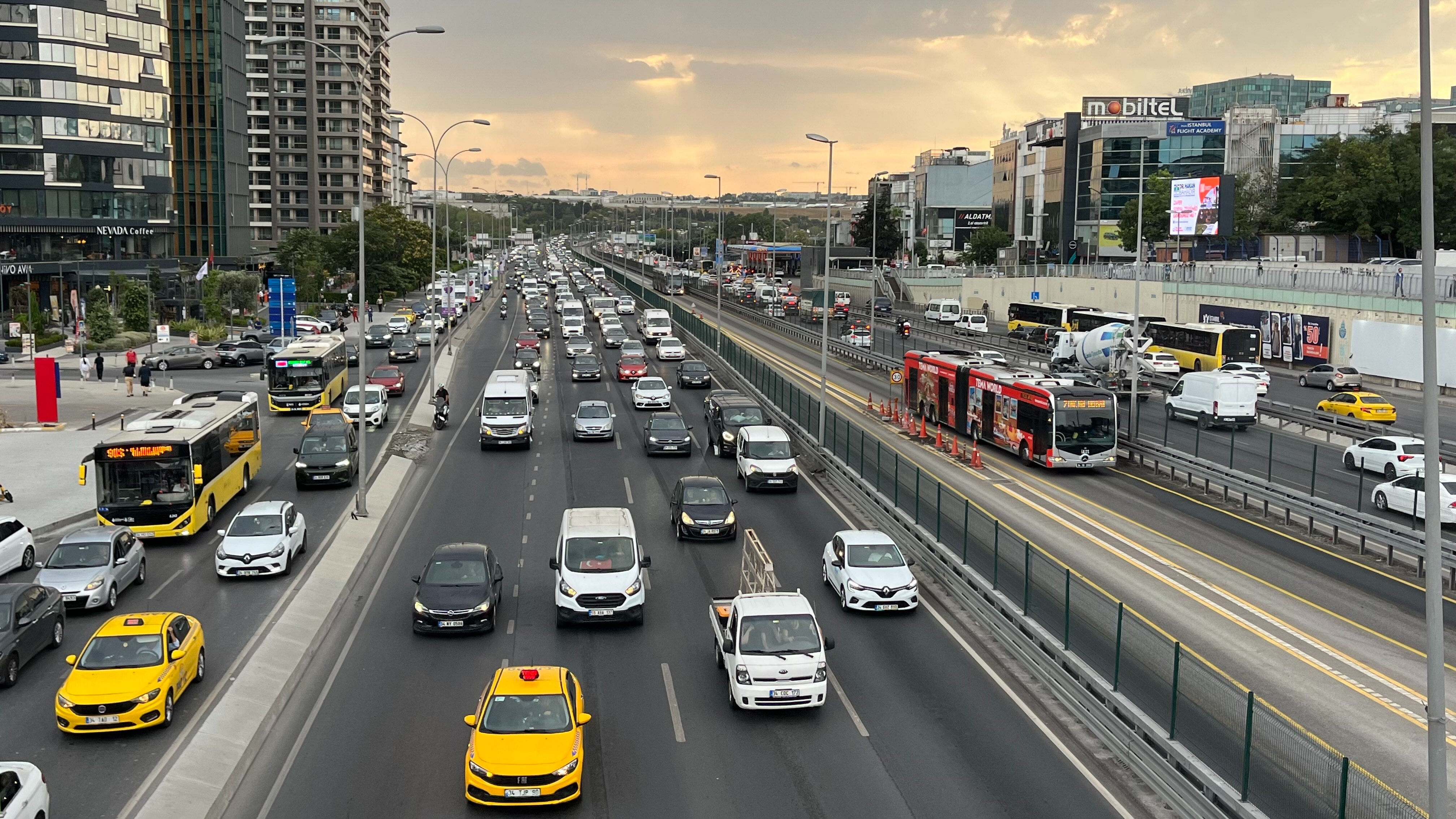 İstanbul’da 'sağanak' etkisi... Trafik durma noktasına geldi, yoğunluk yüzde 70'i aştı İstanbul’da 'sağanak' etkisi... Trafik durma noktasına geldi, yoğunluk yüzde 70'i aştı - 1. Resim