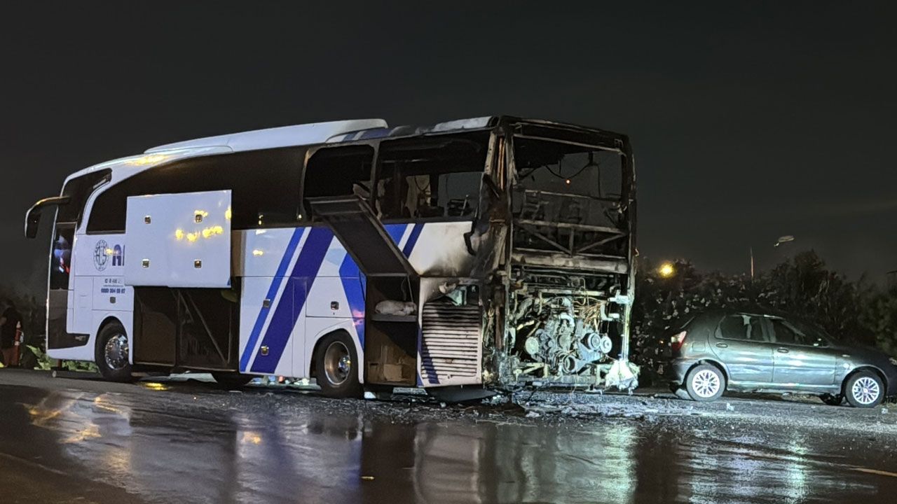 İstanbul'da yolcu otobüsü cayır cayır yandı, facianın eşiğinden dönüldü İstanbul'da yolcu otobüsü cayır cayır yandı, facianın eşiğinden dönüldü