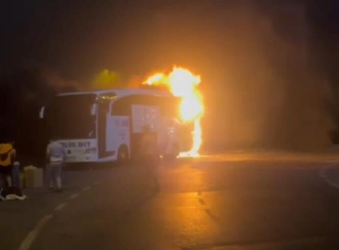 İstanbul'da yolcu otobüsü cayır cayır yandı, facianın eşiğinden dönüldü İstanbul'da yolcu otobüsü cayır cayır yandı, facianın eşiğinden dönüldü - 1. Resim