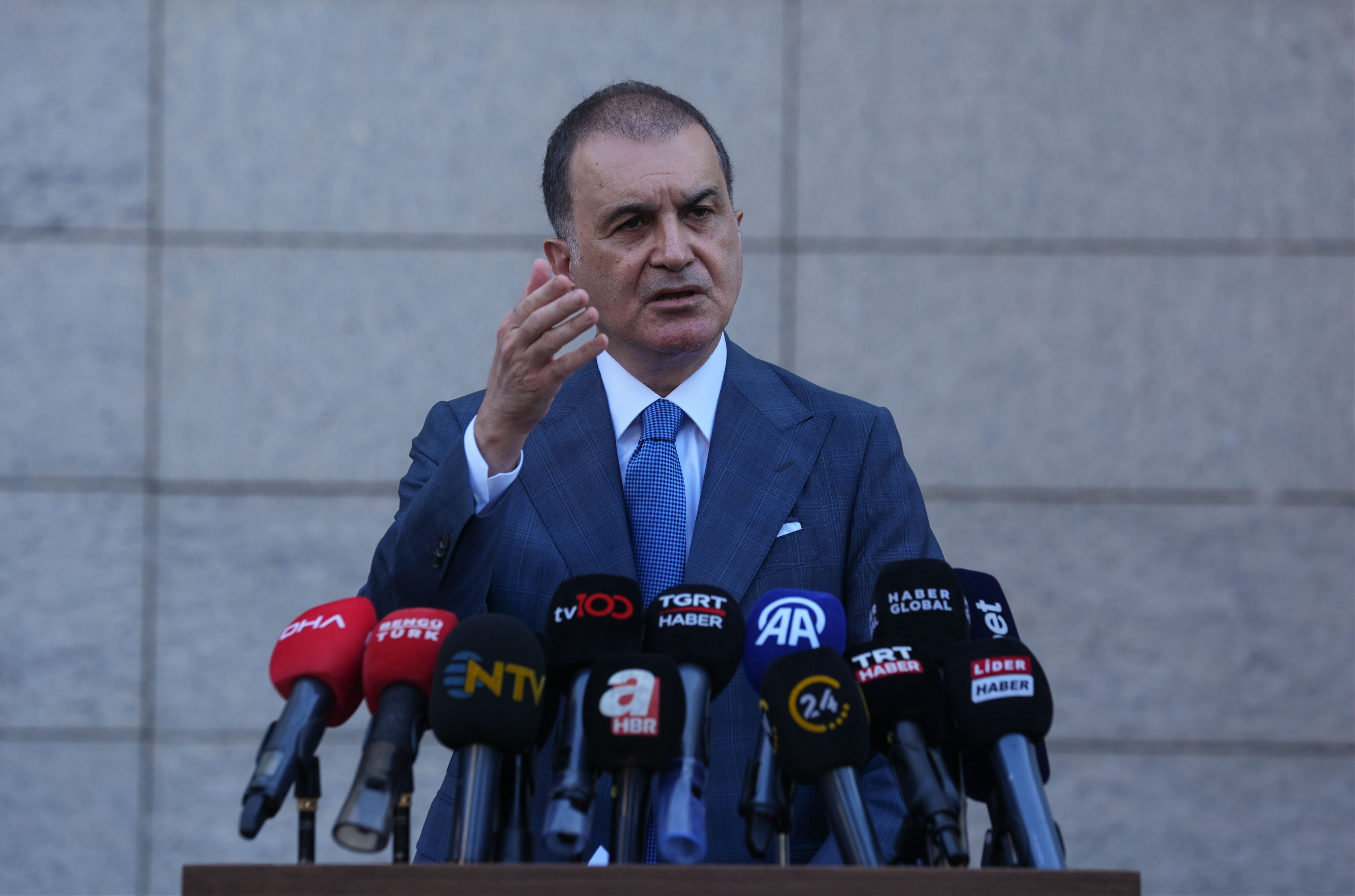 Ömer Çelik'ten sahte diploma skandalına ilişkin açıklama: Partiler arası tartışmaya çeviriyorlar Ömer Çelik'ten sahte diploma skandalına ilişkin açıklama: Partiler arası tartışmaya çeviriyorlar - 2. Resim