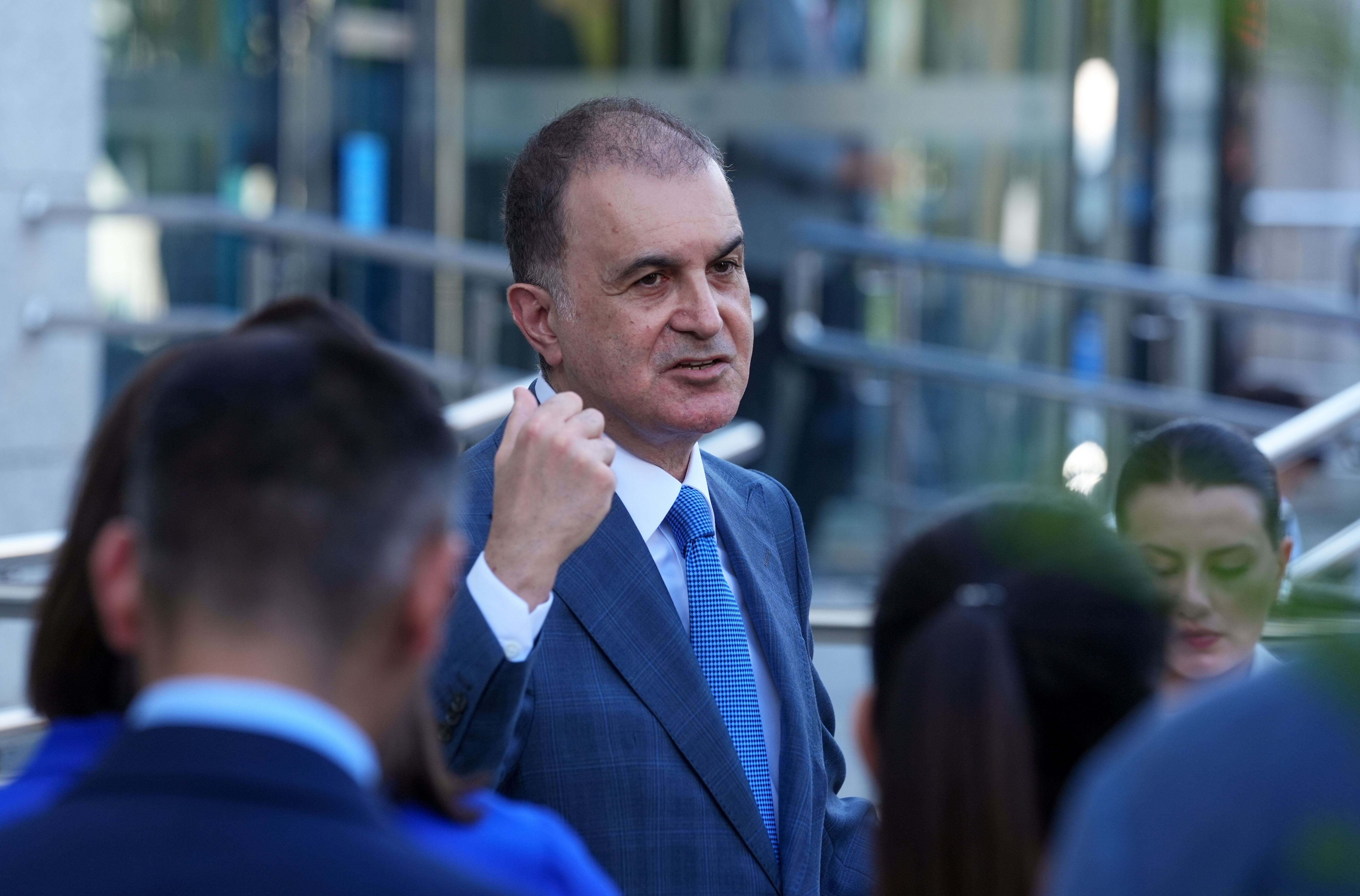 Ömer Çelik'ten sahte diploma skandalına ilişkin açıklama: Partiler arası tartışmaya çeviriyorlar Ömer Çelik'ten sahte diploma skandalına ilişkin açıklama: Partiler arası tartışmaya çeviriyorlar - 3. Resim
