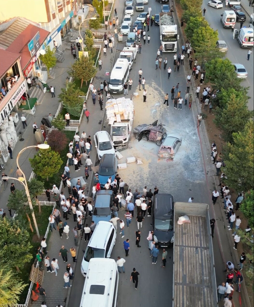 Ortalık savaş alanına döndü! Freni boşalan tır 11 aracı biçti - 4. Resim