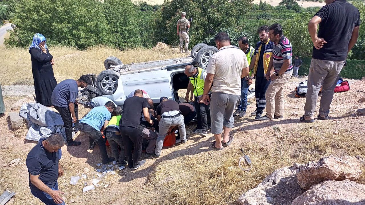 Siirt&#039;te şarampole devrilen araçta can pazarı! Çok sayıda yaralı var