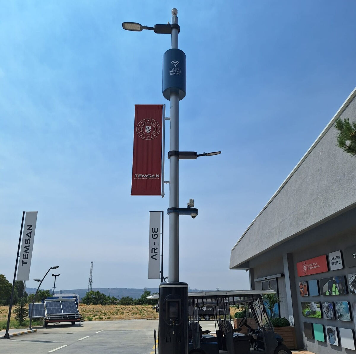 Sokaklarda akıllı aydınlatma dönemi başlıyor! Bir direkte yedi hizmet - 1. Resim