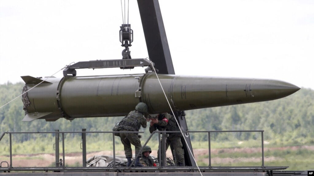 Trump çatıdan mesaj verdi: Beyaz Saray'a nükleer füzeler inşa edeceğiz Trump çatıdan mesaj verdi: Beyaz Saray'a nükleer füzeler inşa edeceğiz - 1. Resim