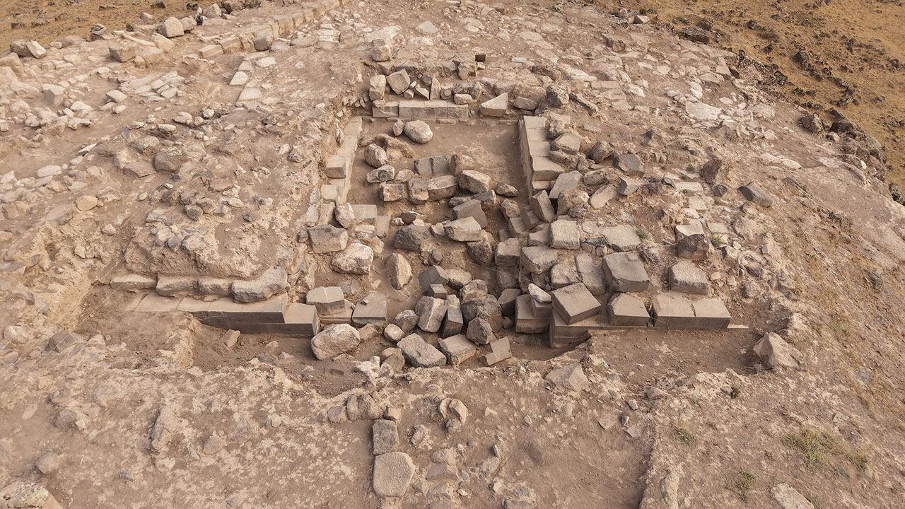 Van'da bulunan gizemli tabletler çözüldü, Urartuların mukaddes şehri ortaya çıktı Van'da bulunan gizemli tabletler çözüldü, Urartuların mukaddes şehri ortaya çıktı - 1. Resim