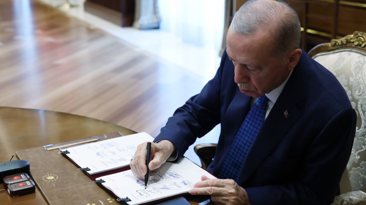 YAŞ kararları Resmi Gazete'de! İşte terfi alanlar ve emekliye sevk edilenler YAŞ kararları Resmi Gazete'de! İşte terfi alanlar ve emekliye sevk edilenler