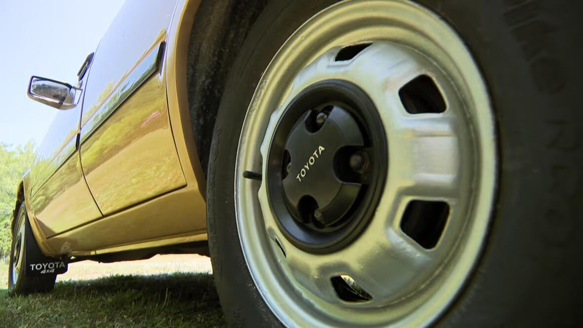 Yok böyle araba! Ne Cadillac ne Rolls Royce... Gören dönüp yine bakıyor, üstelik bir eksik... - 2. Resim