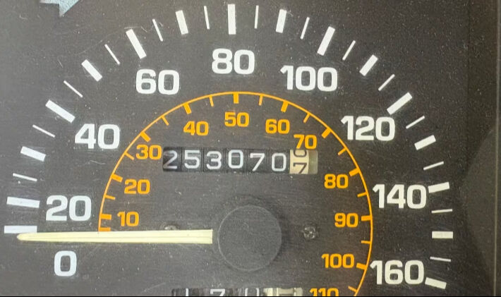 Yok böyle araba! Ne Cadillac ne Rolls Royce... Gören dönüp yine bakıyor, üstelik bir eksik... - 1. Resim