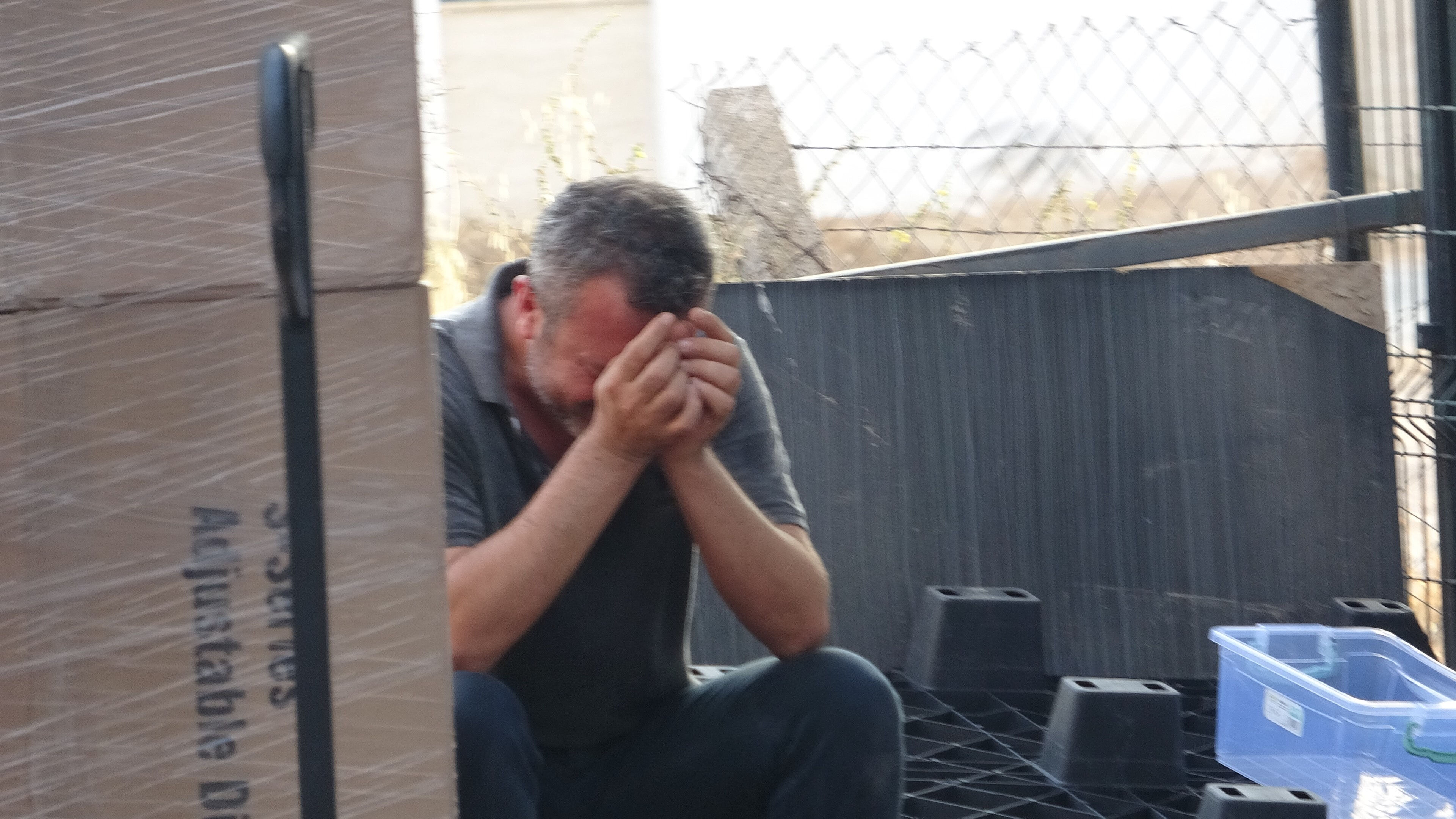 Alevlerin arasına gözyaşları karıştı! Ekmek teknesi yandı, bir köşeye oturup hüngür hüngür ağladı Alevlerin arasına gözyaşları karıştı! Ekmek teknesi yandı, bir köşeye oturup hüngür hüngür ağladı - 1. Resim