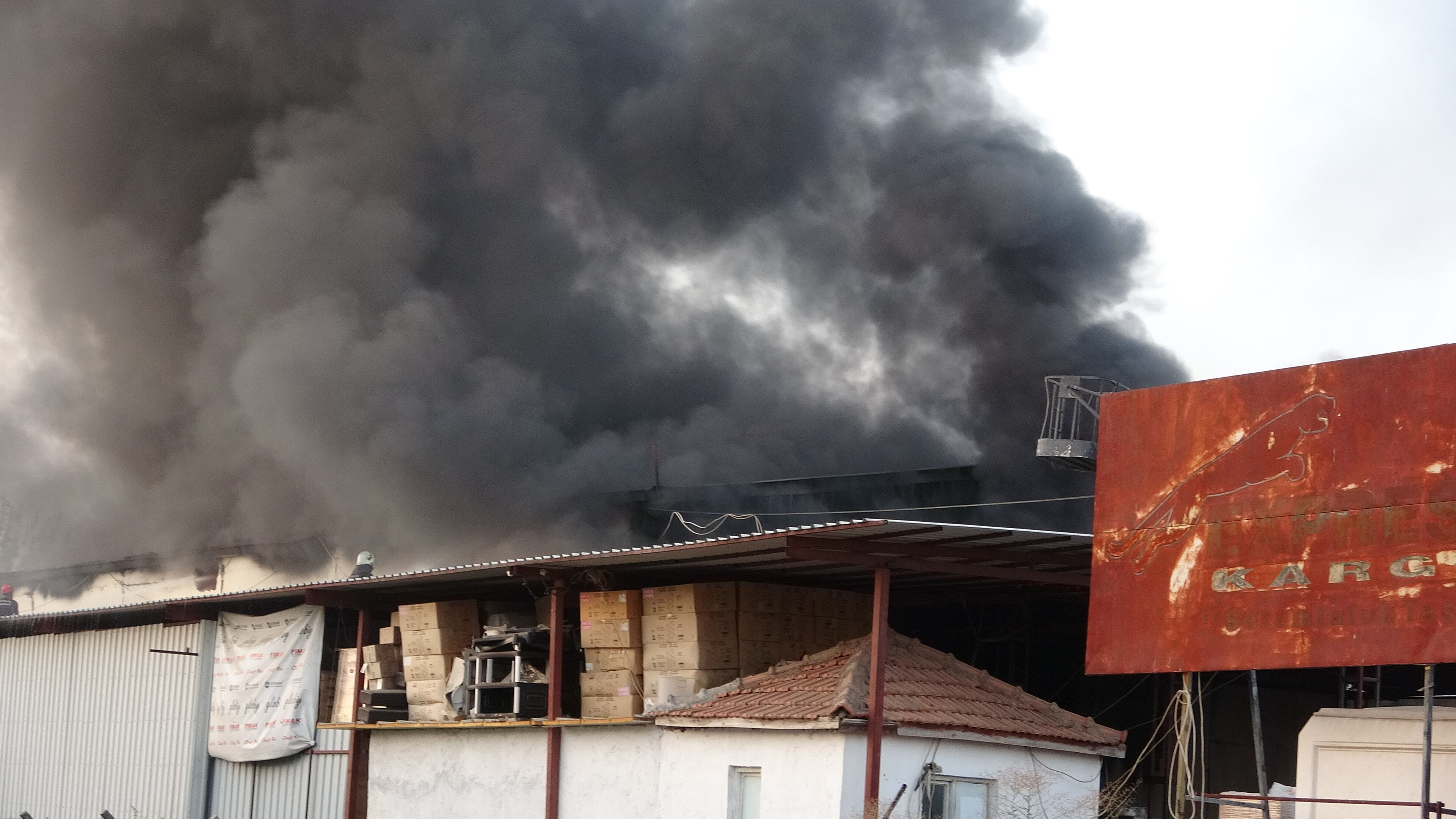 Alevlerin arasına gözyaşları karıştı! Ekmek teknesi yandı, bir köşeye oturup hüngür hüngür ağladı Alevlerin arasına gözyaşları karıştı! Ekmek teknesi yandı, bir köşeye oturup hüngür hüngür ağladı - 2. Resim