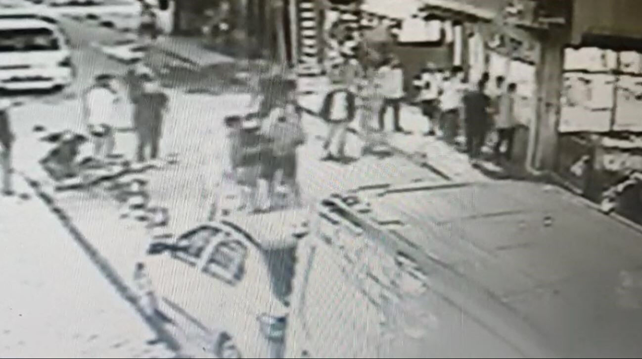 Bağcılar'da sıcak saatler! Uzun namlulu silahlarla kahvehaneyi taradılar Bağcılar'da sıcak saatler! Uzun namlulu silahlarla kahvehaneyi taradılar - 1. Resim