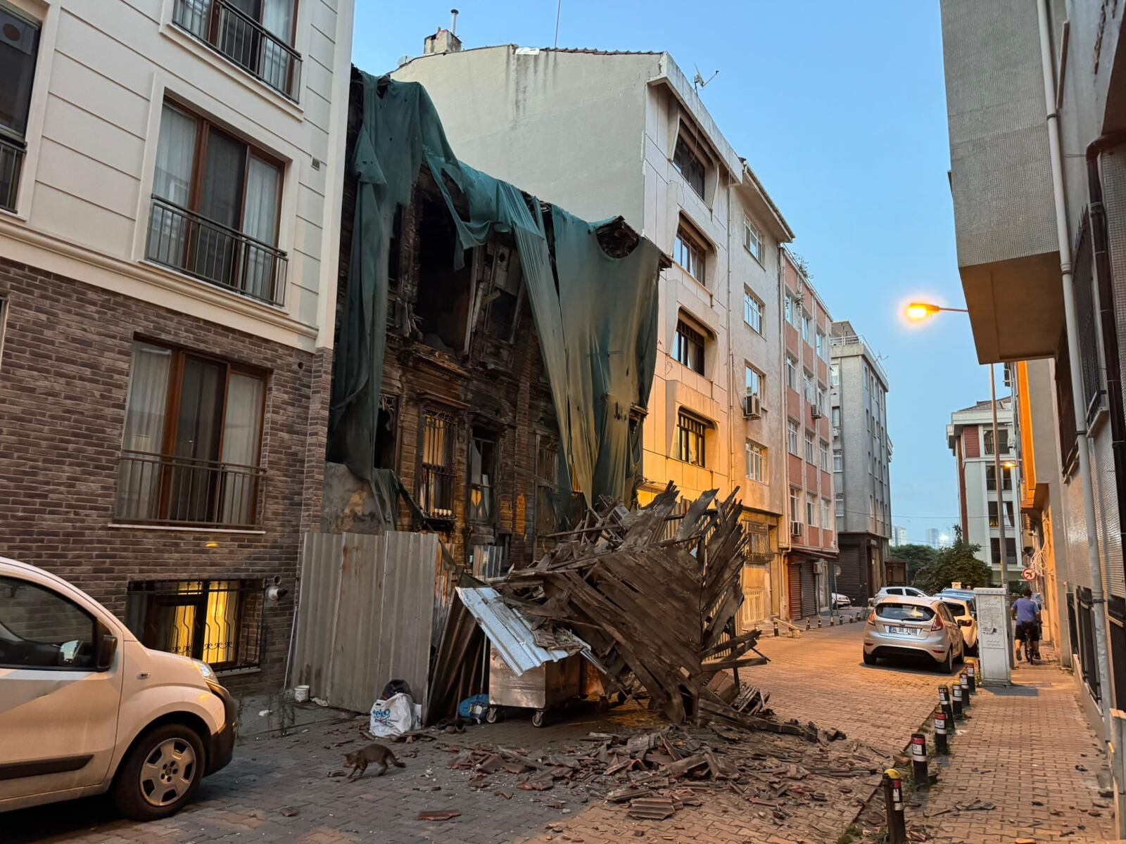 Bakırköy'de iki katlı binada çökme! Sokak trafiğe kapatıldı Bakırköy'de iki katlı binada çökme! Sokak trafiğe kapatıldı - 1. Resim