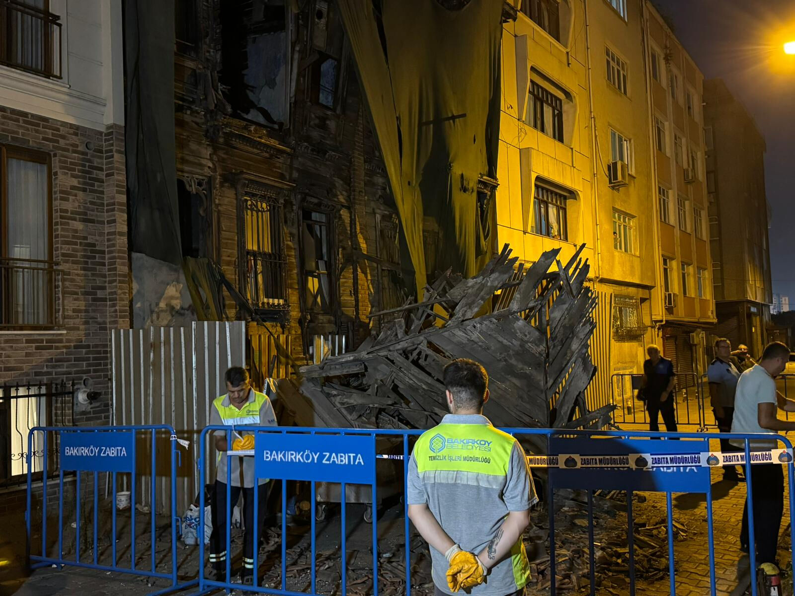 Bakırköy'de iki katlı binada çökme! Sokak trafiğe kapatıldı Bakırköy'de iki katlı binada çökme! Sokak trafiğe kapatıldı - 2. Resim