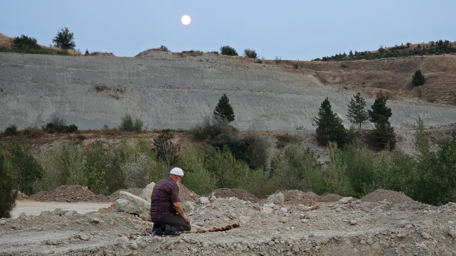 Evi yandı, yangın devam ederken tepeye çıkıp namaz kıldı! Evi yandı, yangın devam ederken tepeye çıkıp namaz kıldı!