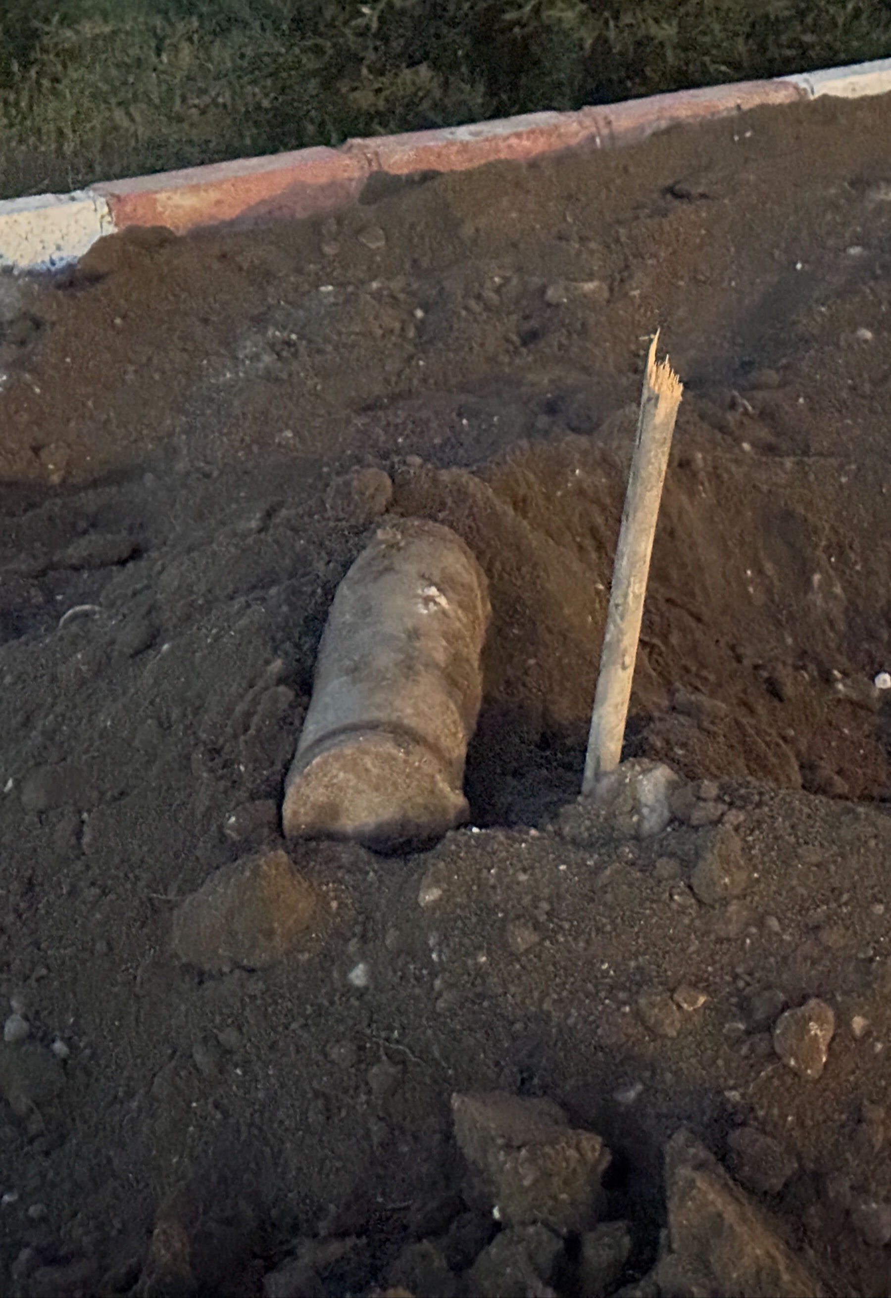 Patlamamış halde bulundu! Petrol istasyonundaki kazıda ortaya çıktı Gören şaşırdı, patlamamış halde bulundu! Petrol istasyonundaki kazıda ortaya çıktı - 2. Resim