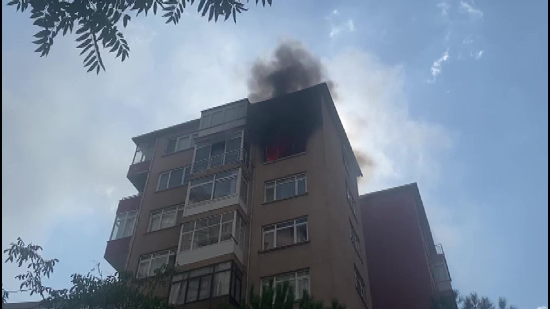 Kadıköy'de 11 katlı binada yangın paniği Kadıköy'de 11 katlı binada yangın paniği - 2. Resim