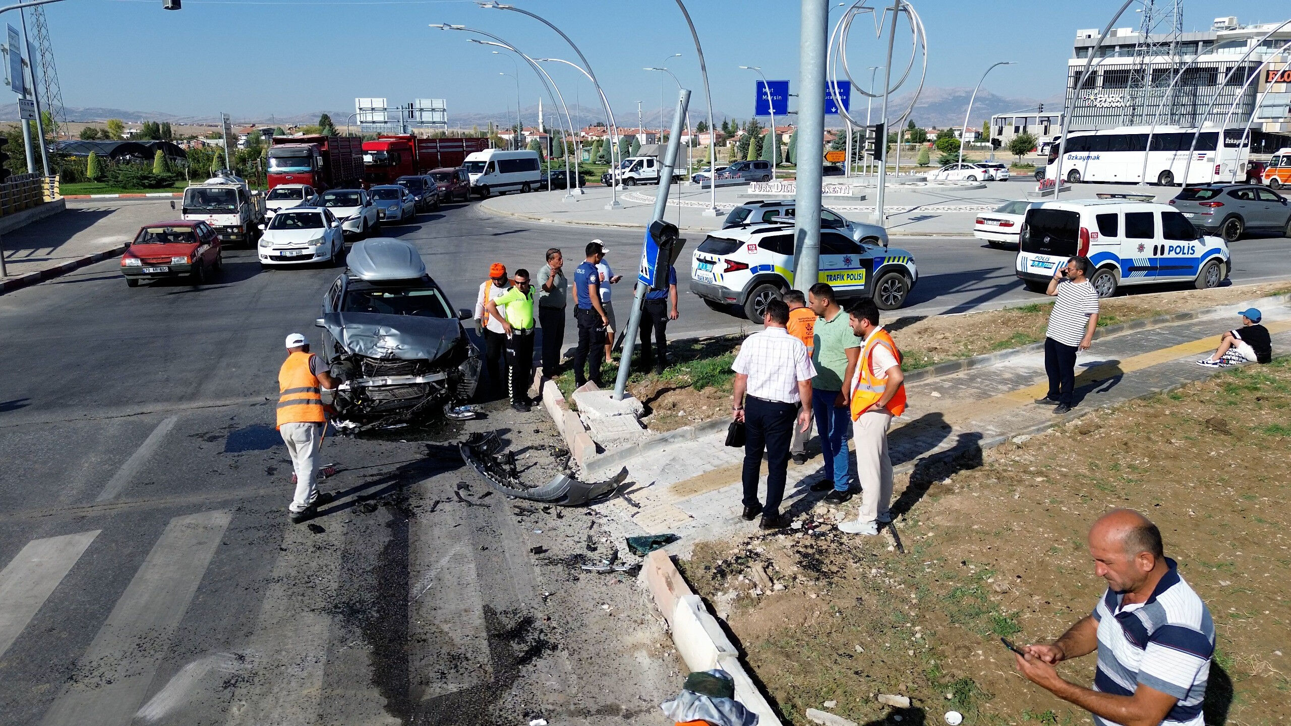 Karaman'da kaza! Festivale giden turistler hastanelik oldu Karaman'da kaza! Festivale giden turistler hastanelik oldu - 2. Resim