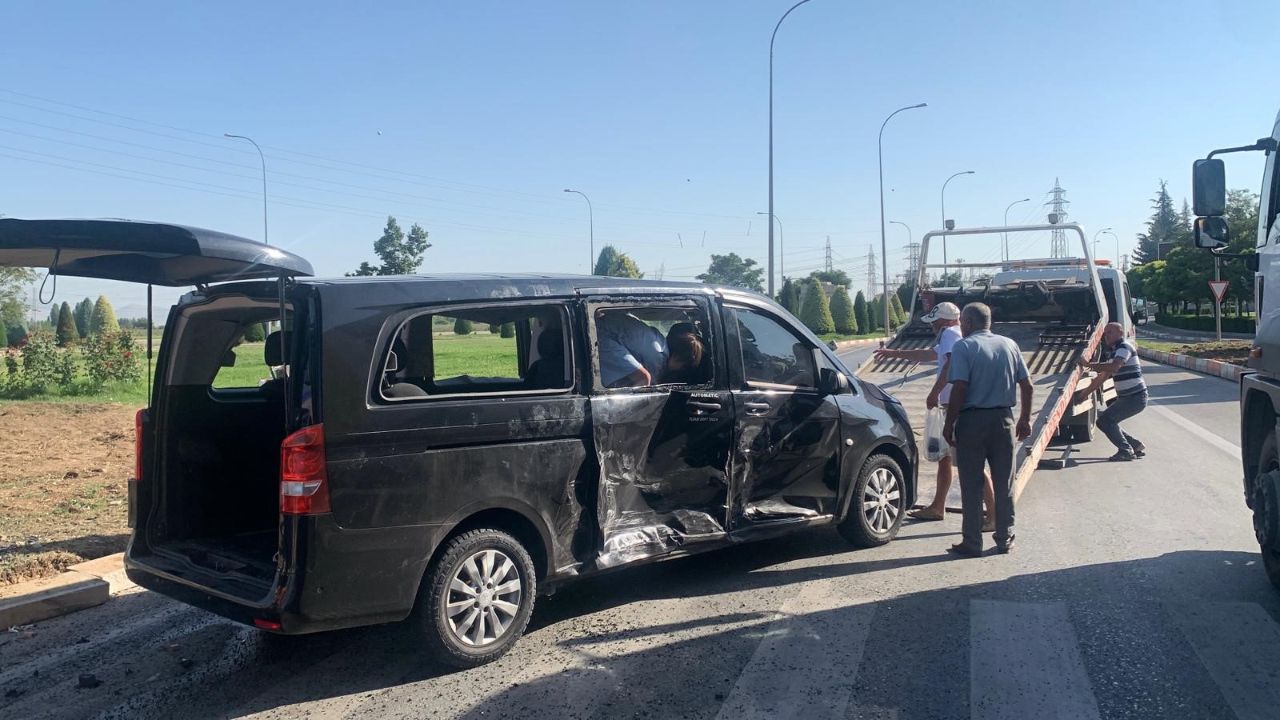 Karaman'da kaza! Festivale giden turistler hastanelik oldu Karaman'da kaza! Festivale giden turistler hastanelik oldu