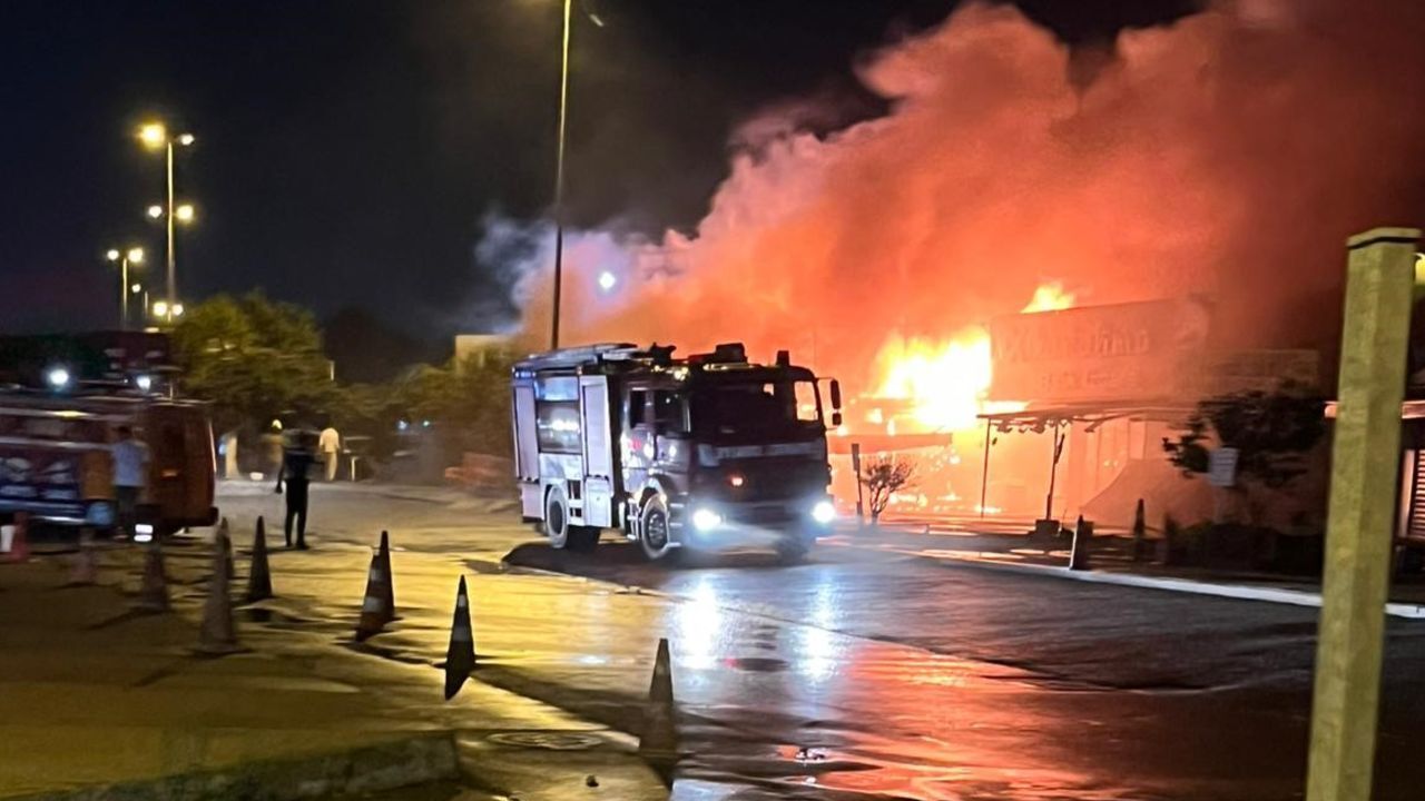 Kartal'da balıkçı barınağında çıkan yangın restoranlara sıçradı! Kartal'da balıkçı barınağında çıkan yangın restoranlara sıçradı!