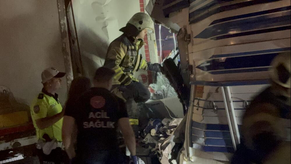 Kocaeli'de zincirleme kaza! Bir genç feci şekilde öldü Kocaeli'de zincirleme kaza! Bir genç feci şekilde öldü - 2. Resim