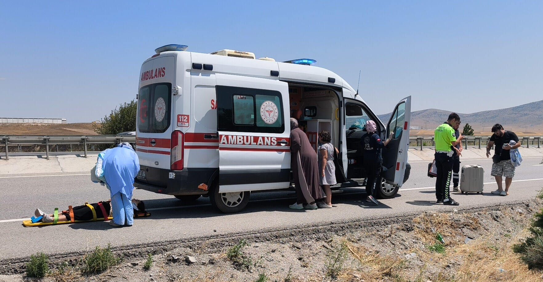 Kütahya'da lastiği patlayan araç tarlaya devrildi: 4 kişi yaralandı Kütahya'da lastiği patlayan araç tarlaya devrildi: 4 kişi yaralandı - 1. Resim