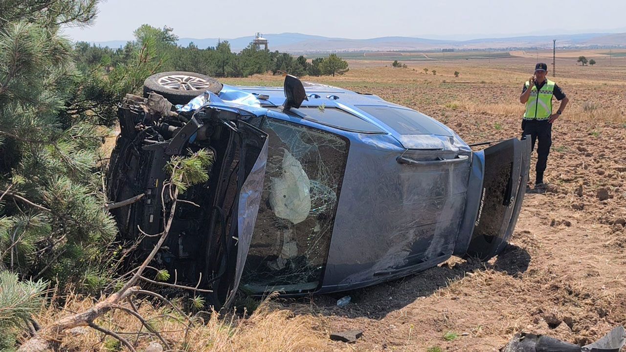 Kütahya&#039;da lastiği patlayan araç tarlaya devrildi: 4 kişi yaralandı