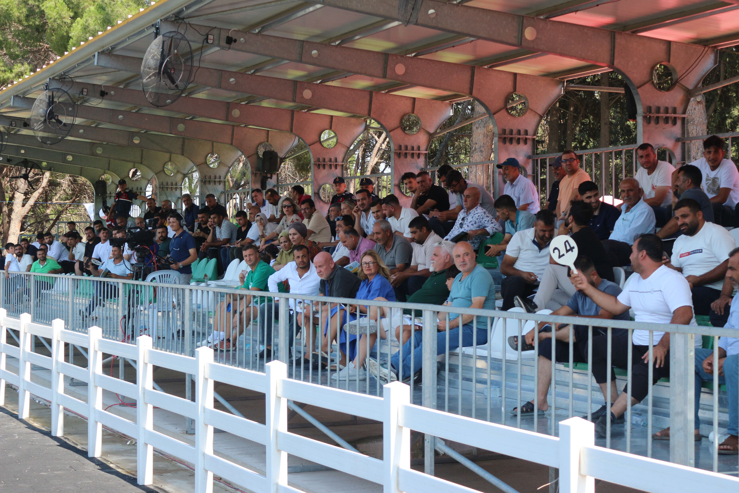 Lüks otomobil fiyatına tay! İhalede dudak uçuklatan rakamlar Lüks otomobil fiyatına tay! İhalede dudak uçuklatan rakamlar - 1. Resim