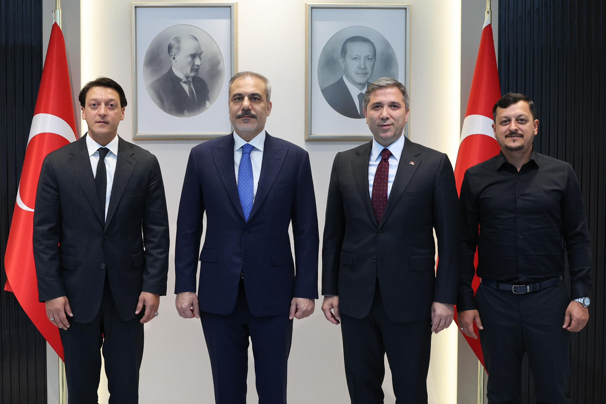 Mesut Özil, Bahçeli ile Bakan Fidan'ı ziyaret etti Mesut Özil, Bahçeli ile Bakan Fidan'ı ziyaret etti - 2. Resim