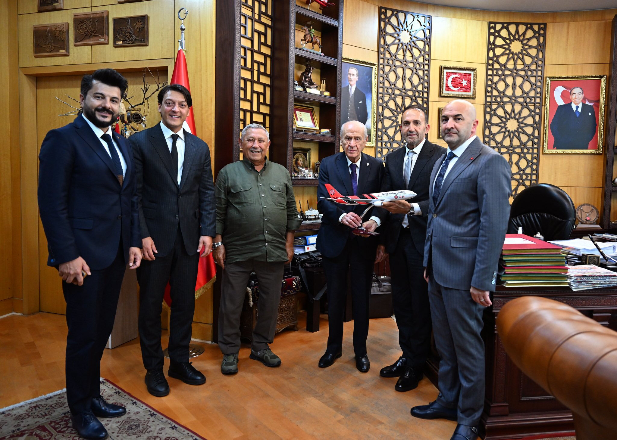 Mesut Özil, Bahçeli ile Bakan Fidan'ı ziyaret etti Mesut Özil, Bahçeli ile Bakan Fidan'ı ziyaret etti - 1. Resim