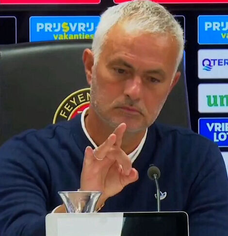 Mourinho' sinekle imtihanı! Basın toplantısına damga vuran hareket - 1. Resim