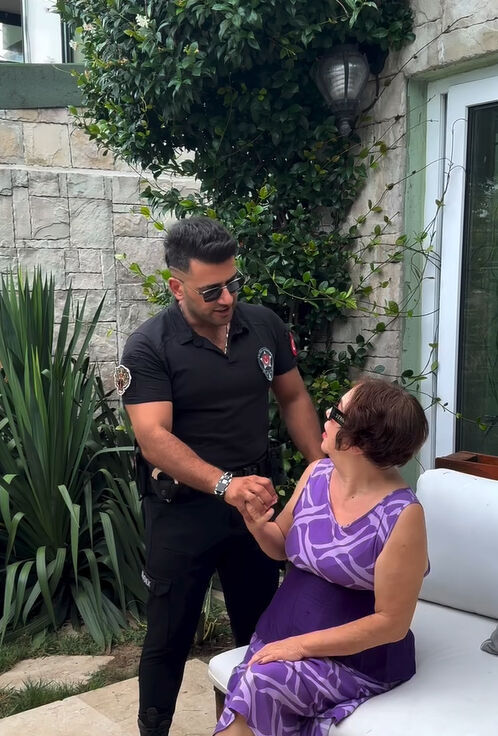 Nazan Öncel ile 'Yakışıklı güvenlik Nazan Öncel ile 'Yakışıklı güvenlik