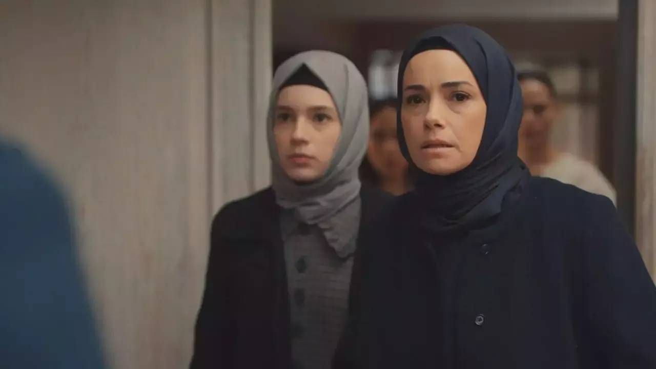 Özgü Namal ekranlara geri dönüyor! Yeni imajı görenleri şaşkına çevirdi Özgü Namal ekranlara geri dönüyor! Yeni imajı görenleri şaşkına çevirdi