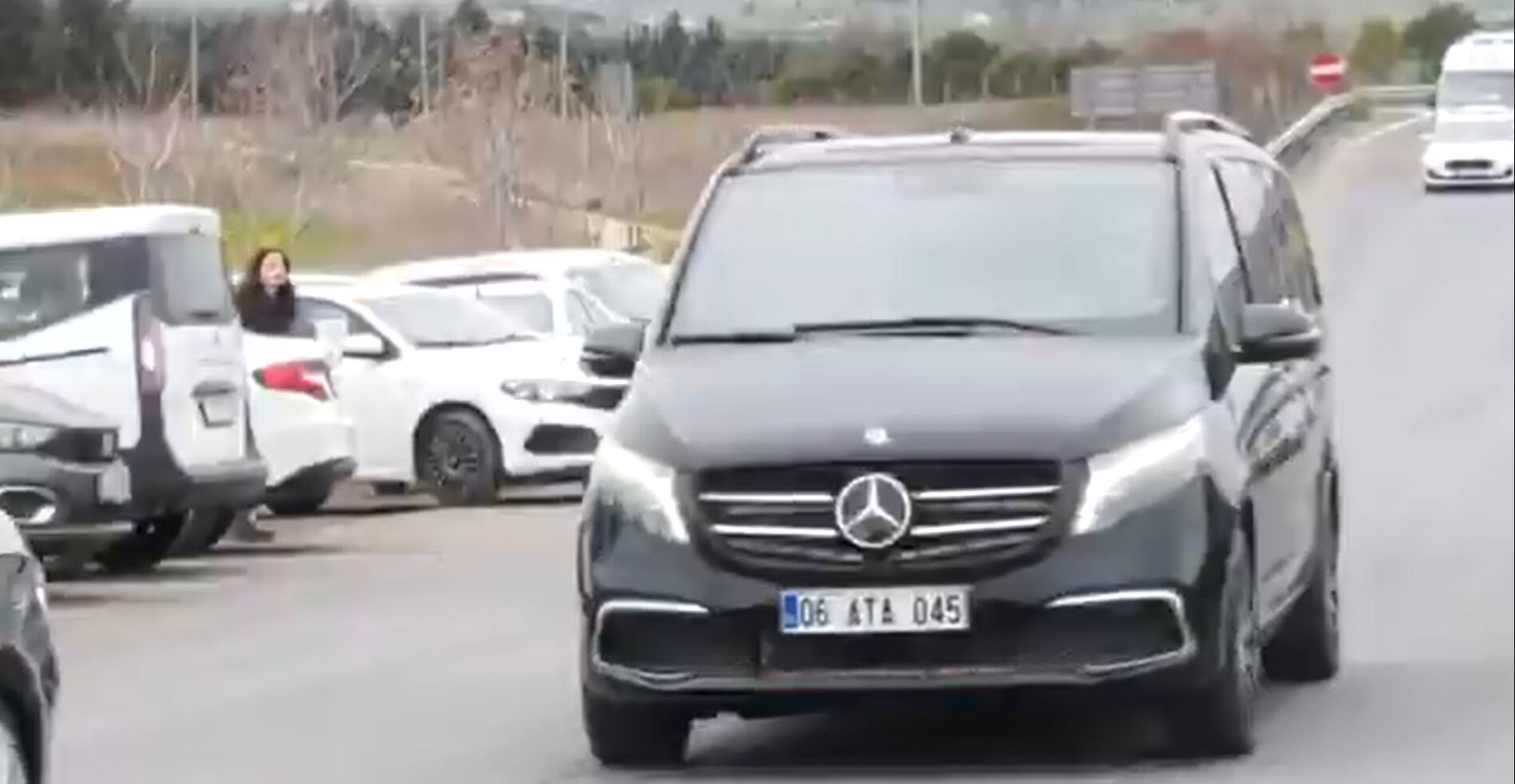 Özgür Özel'in makam aracının Aziz İhsan Aktaş'a ait olduğu iddia edildi! Özgür Özel'in makam aracının Aziz İhsan Aktaş'a ait olduğu iddia edildi! - 3. Resim