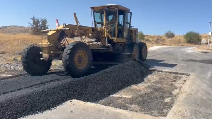 Türkiye'nin en genç muhtarı greyderin başına geçti! Asfalt döktüğünü görenler hayret etti Türkiye'nin en genç muhtarı greyderin başına geçti! Asfalt döktüğünü görenler hayret etti - 3. Resim