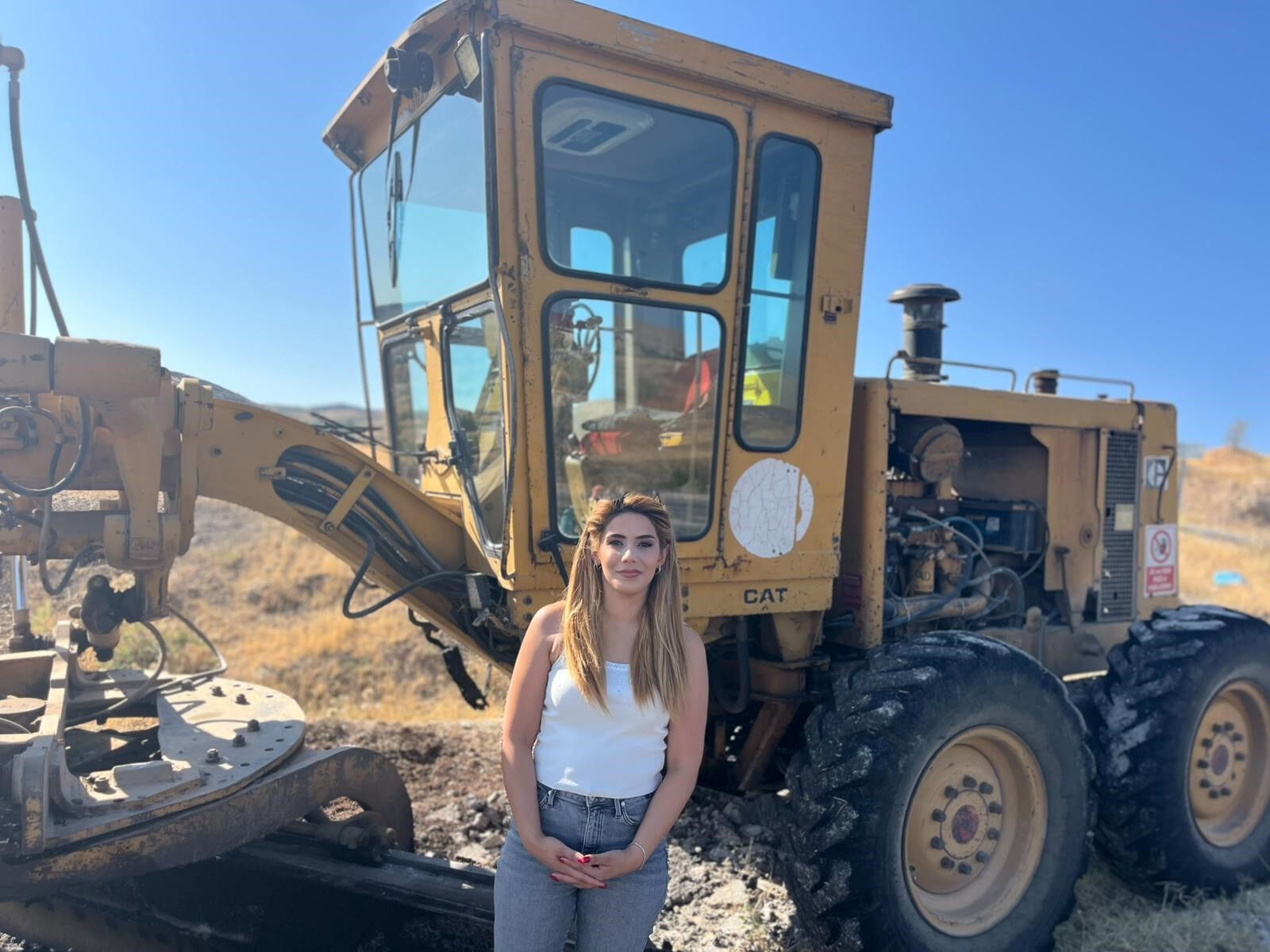 Türkiye'nin en genç muhtarı greyderin başına geçti! Asfalt döktüğünü görenler hayret etti Türkiye'nin en genç muhtarı greyderin başına geçti! Asfalt döktüğünü görenler hayret etti - 1. Resim