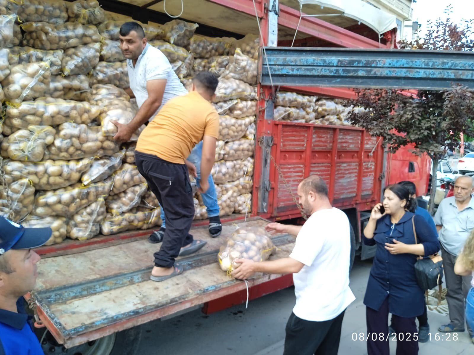 20 ton ürünü ücretsiz dağıttı, duyan koştu! Üreticiden görülmemiş davranış 20 ton ürünü ücretsiz dağıttı, duyan koştu! Üreticiden görülmemiş davranış - 1. Resim