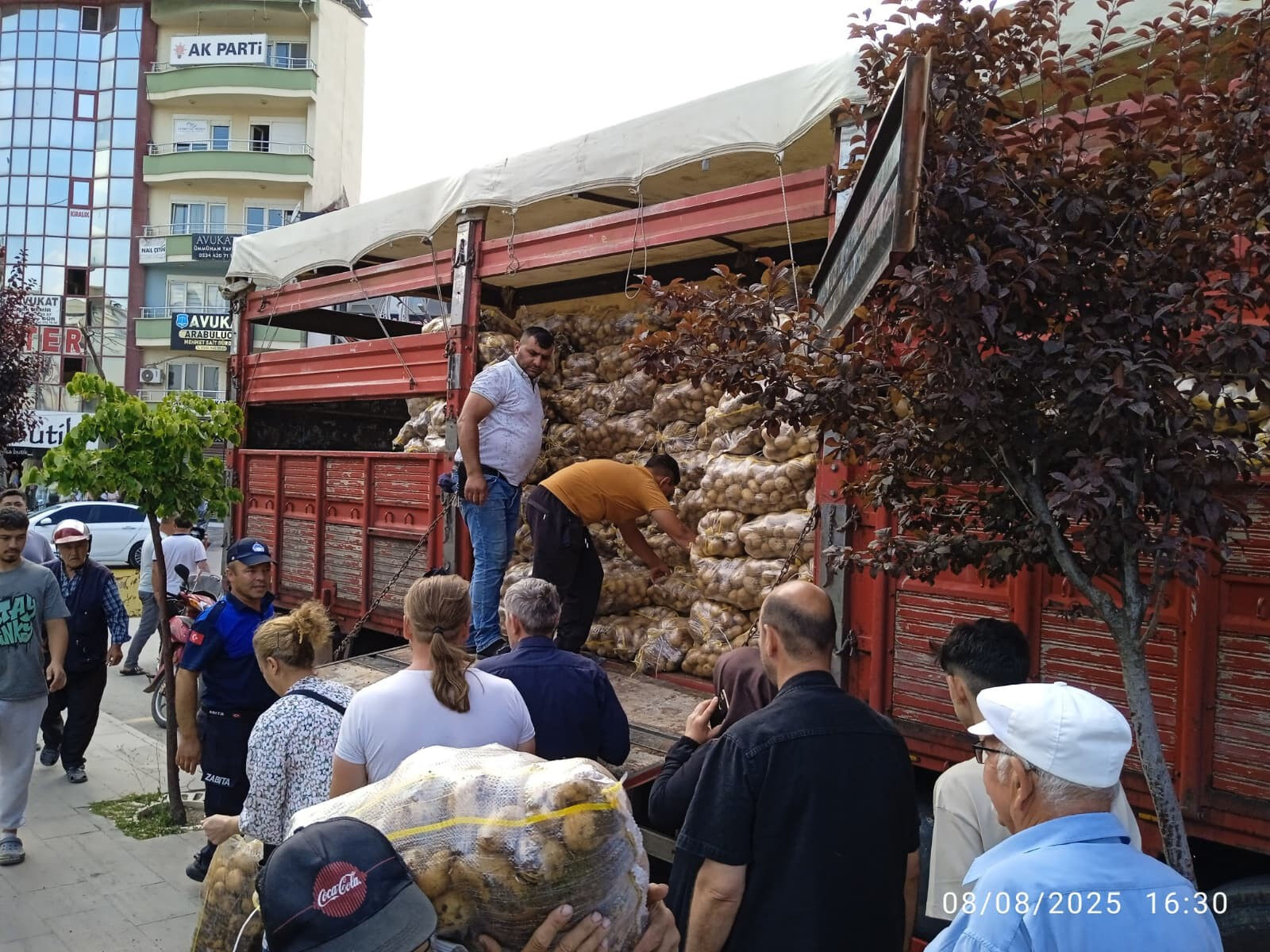 20 ton ürünü ücretsiz dağıttı, duyan koştu! Üreticiden görülmemiş davranış 20 ton ürünü ücretsiz dağıttı, duyan koştu! Üreticiden görülmemiş davranış - 2. Resim