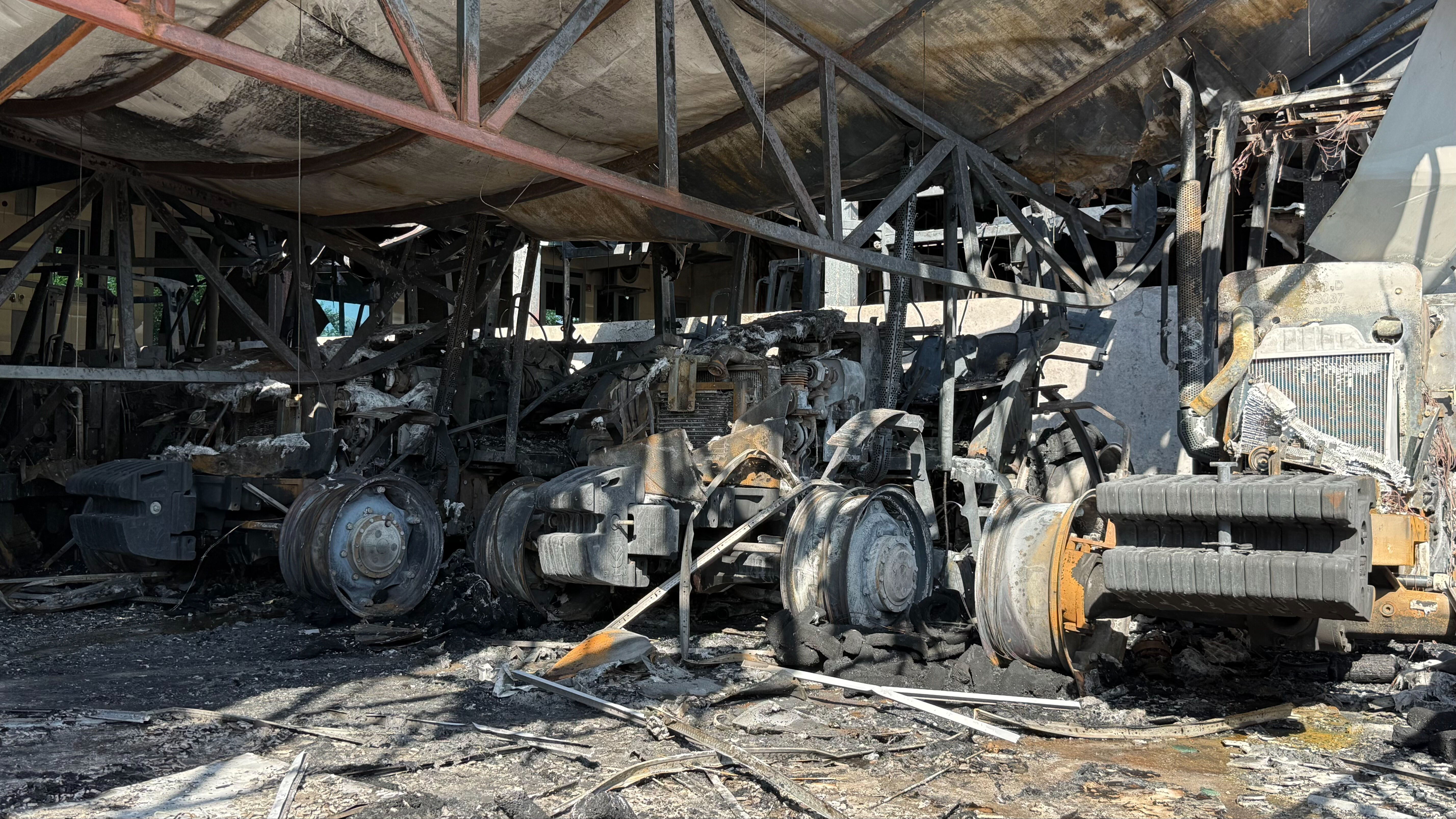 3 dükkan, onlarca araç küle döndü! Bir kent bu yangını konuşuyor 3 dükkan, onlarca araç küle döndü! Bir kent bu yangını konuşuyor - 2. Resim