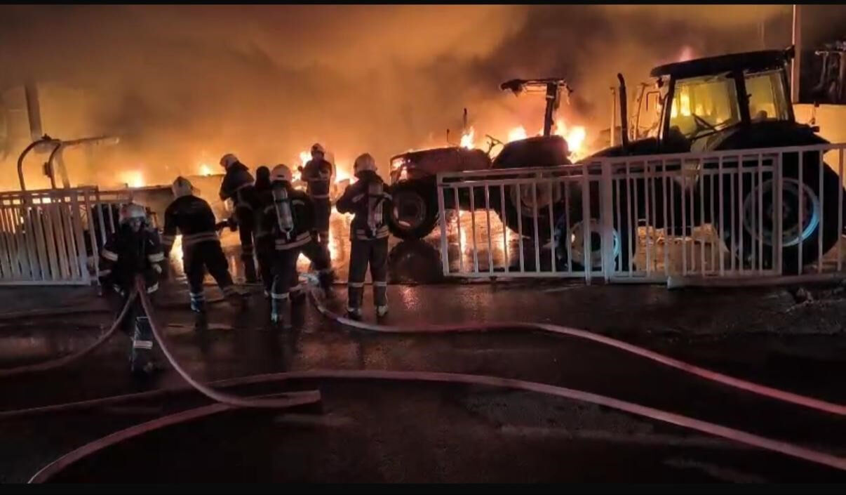 3 dükkan, onlarca araç küle döndü! Bir kent bu yangını konuşuyor 3 dükkan, onlarca araç küle döndü! Bir kent bu yangını konuşuyor - 1. Resim