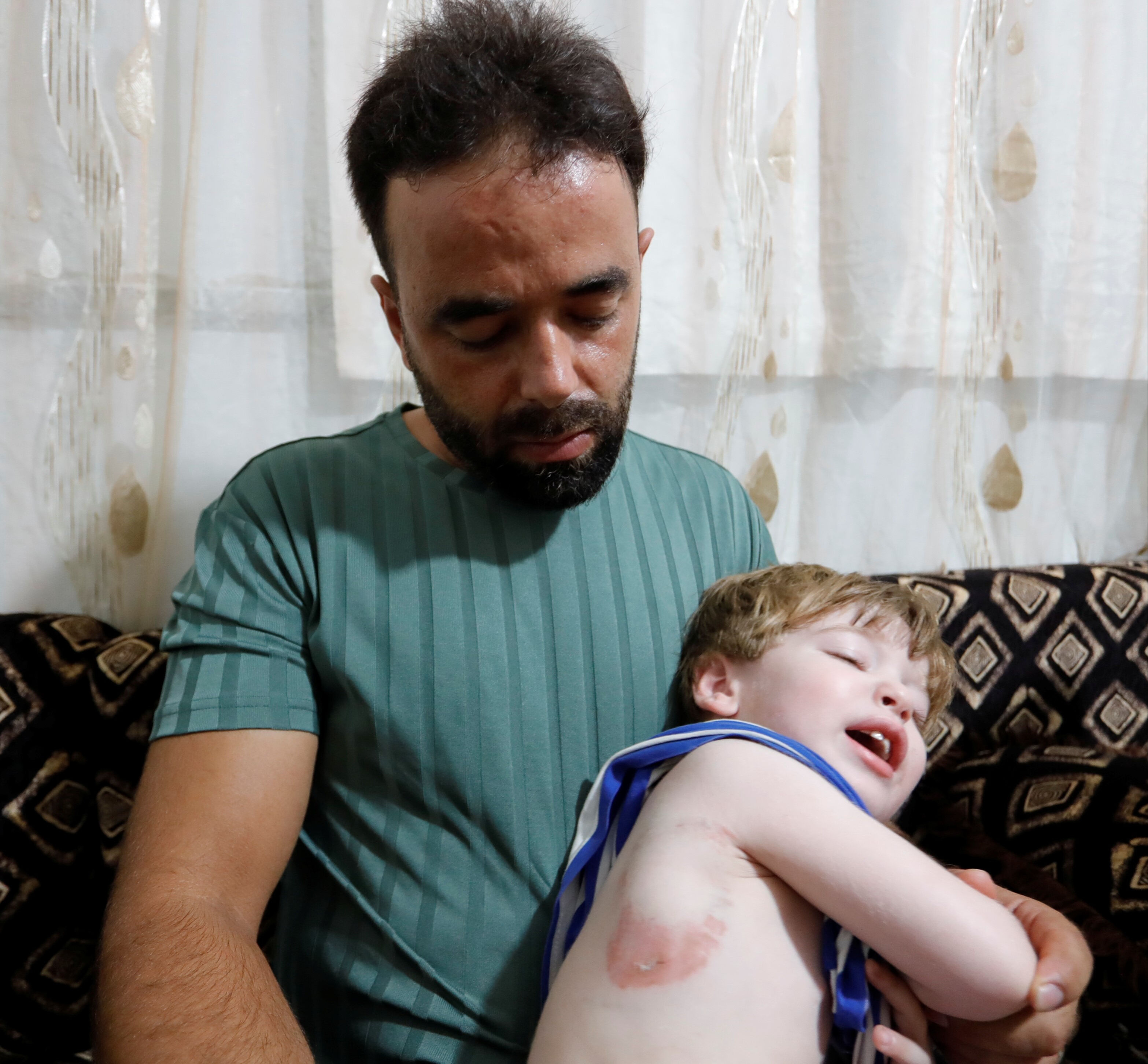 Atın hamlesi dehşet saçtı! Küçük çocuğu ısırarak alıp havaya fırlattı Atın hamlesi dehşet saçtı! Küçük çocuğu ısırarak alıp havaya fırlattı - 3. Resim