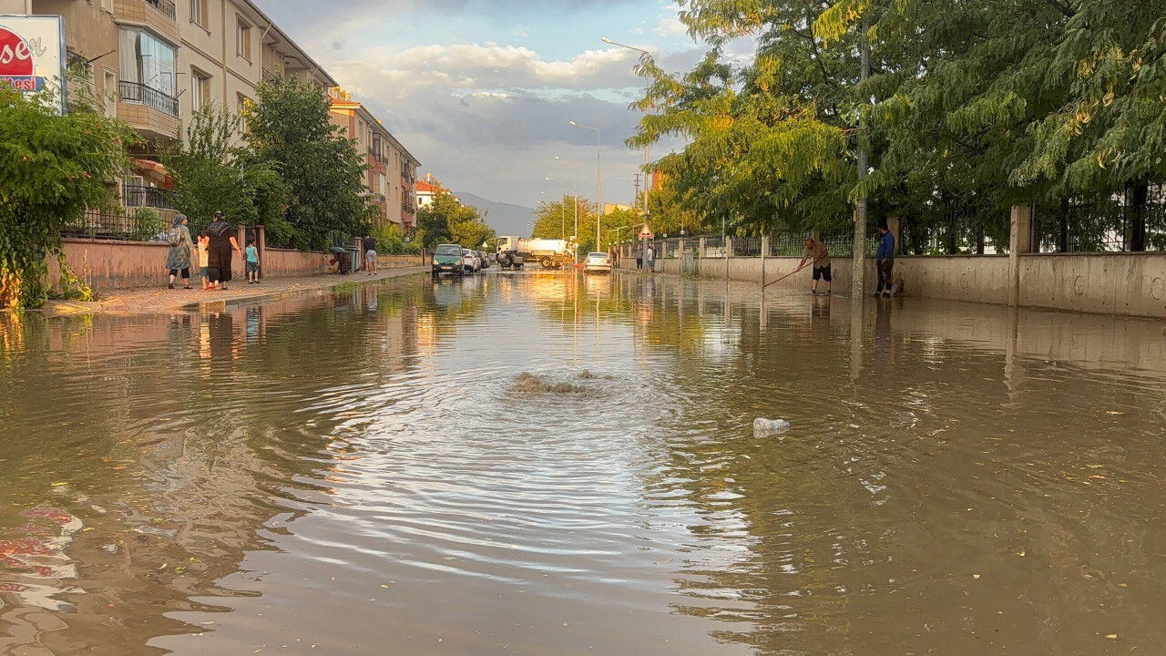 Erzincan'da hayat felç oldu! Çatılar uçtu, sokaklar göle döndü Erzincan'da hayat felç oldu! Çatılar uçtu, sokaklar göle döndü - 1. Resim