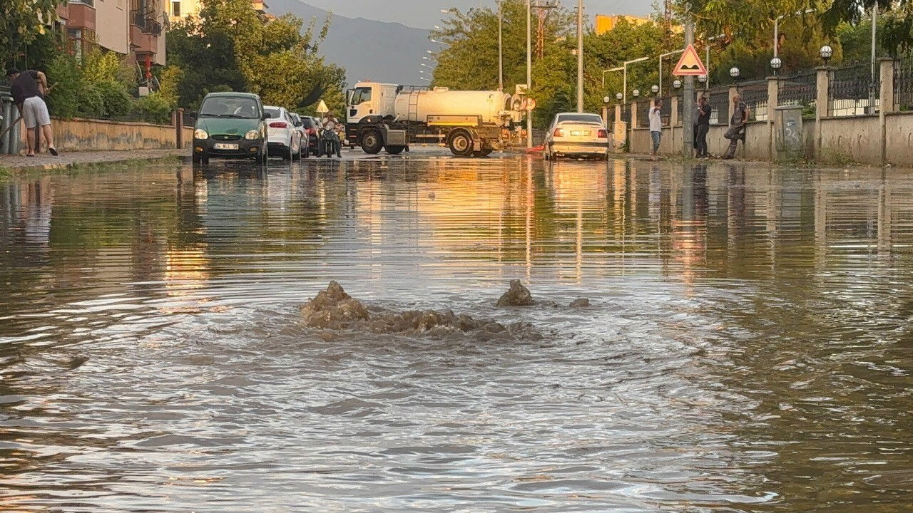 Erzincan'da hayat felç oldu! Çatılar uçtu, sokaklar göle döndü Erzincan'da hayat felç oldu! Çatılar uçtu, sokaklar göle döndü - 3. Resim
