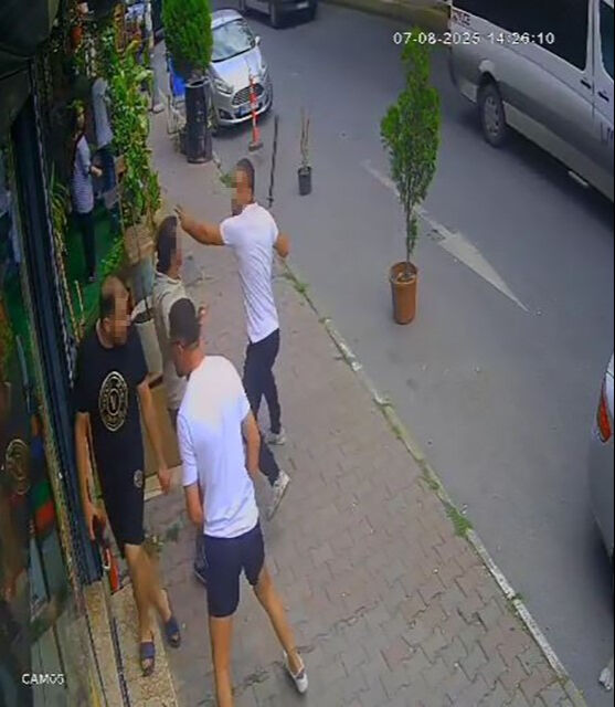 Esenyurt'ta telefon tamiri kavgası! Dükkanı demir sopayla bastı: O anlar kamerada - 1. Resim