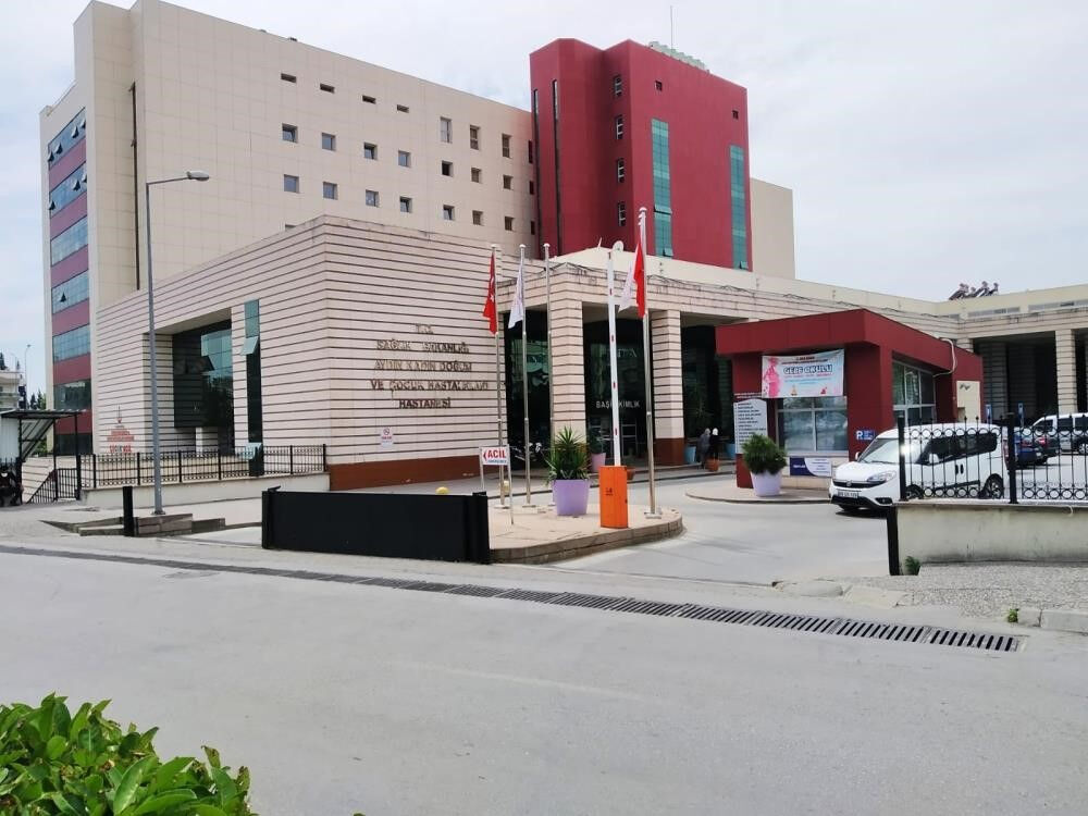 Hastanede ilginç olay! Doğuma gelen kadın, polis zoruyla kocasını kovdurdu - 1. Resim